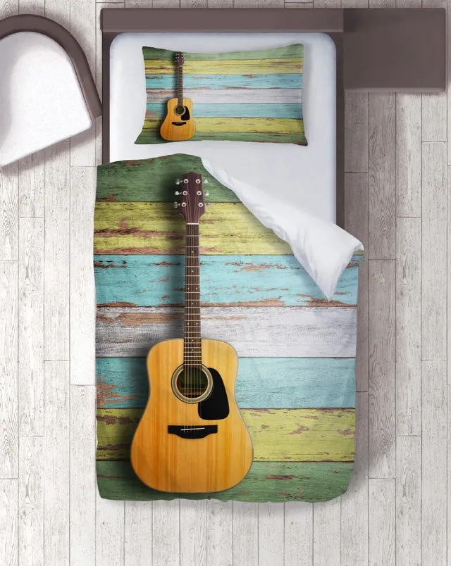 Ahşap Zeminde Akustik Gitarlı Tek Kişilik Nevresim Takımı
