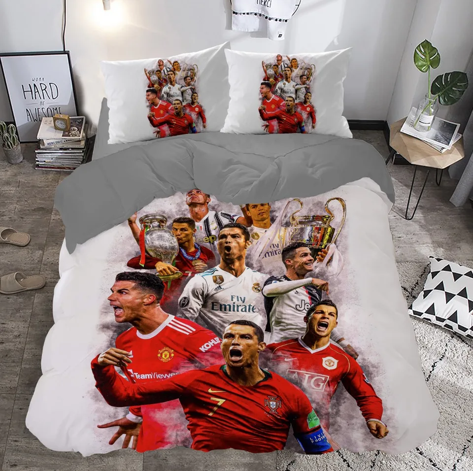 Kırmızı Formalı Futbolcu Kolajı Temalı Beyaz Çift Kişilik Nevresim Takımı