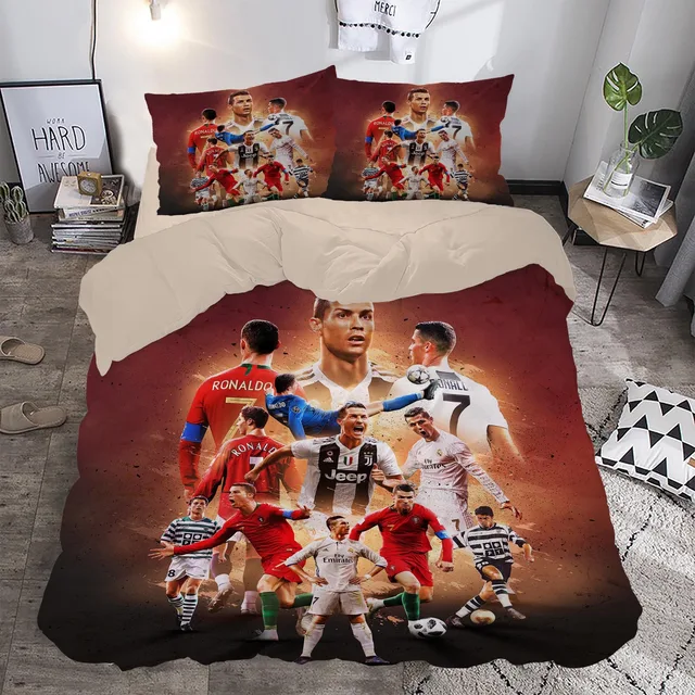 Koyu Kırmızı Zeminde Futbolcu Kolajı Temalı Çift Kişilik Nevresim Takımı