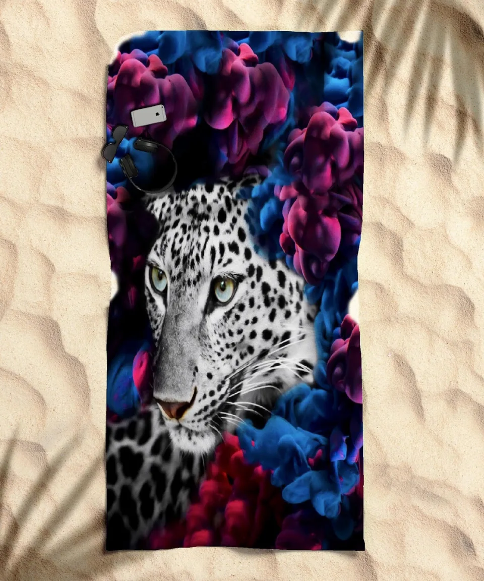 Çiçekler Arasında Kar Leoparı Desenli Plaj Havlusu