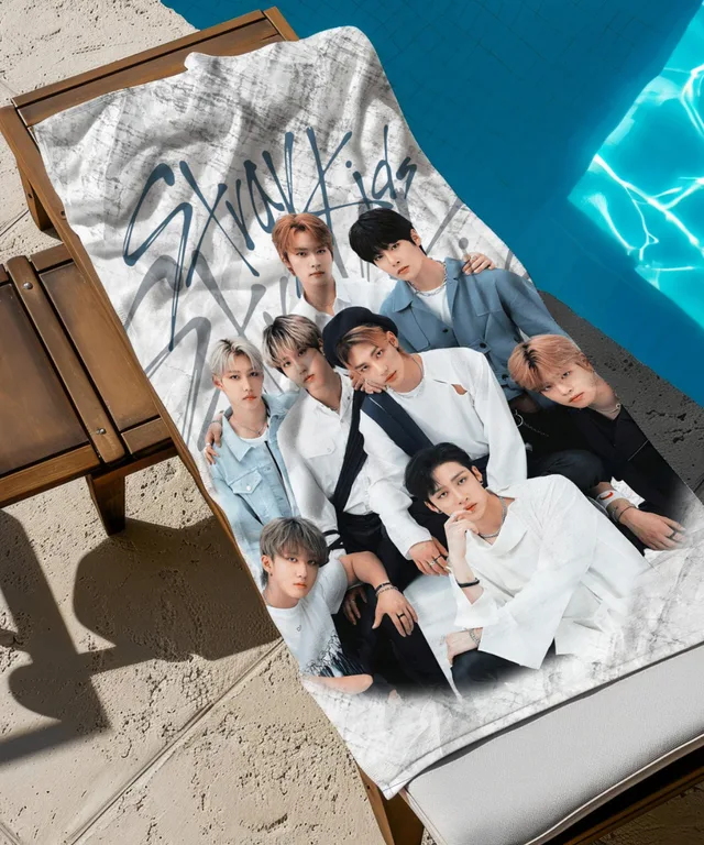 K-Pop Erkek Grubu Temalı Gri Plaj Havlusu
