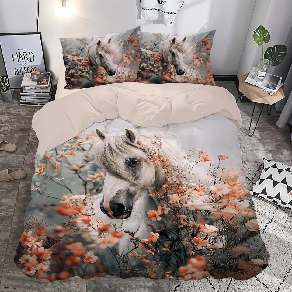 Çiçekler Arasında Beyaz At Desenli Çift Kişilik Nevresim Takımı