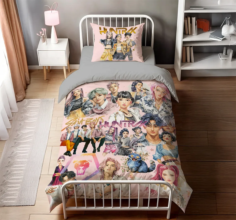 K-Pop Animasyon Grupları Kolajı Temalı Pembe Tek Kişilik Nevresim Takımı